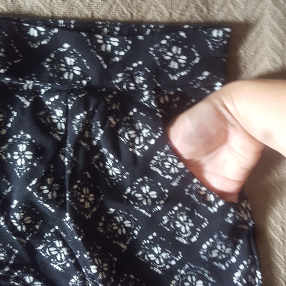 Flowy pattern shorts - Picture 2 of 3